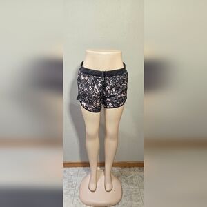 Under Armour Loose Fit Heathgear Athletic  Shorts Women's Size Medium